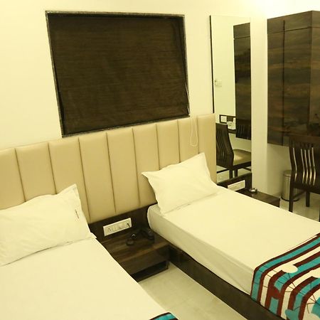 Hotel Magnum Airport T-2 มุมไบ ภายนอก รูปภาพ