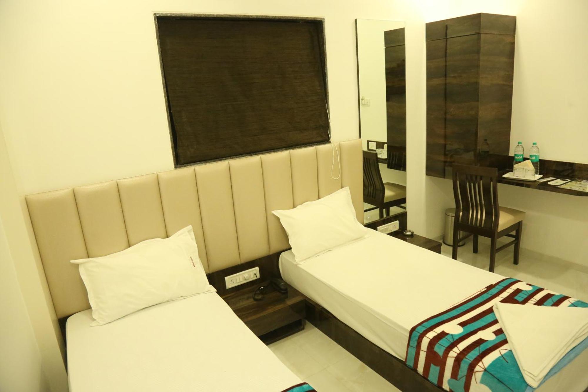 Hotel Magnum Airport T-2 มุมไบ ภายนอก รูปภาพ