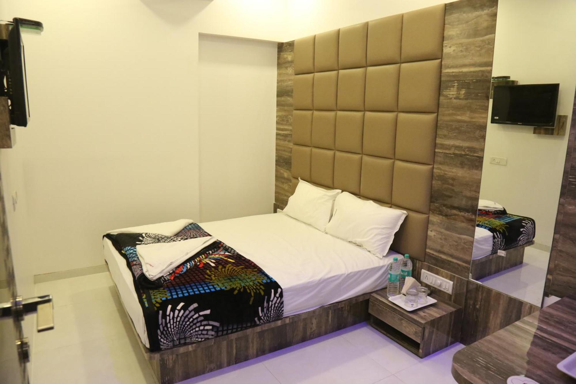 Hotel Magnum Airport T-2 มุมไบ ภายนอก รูปภาพ
