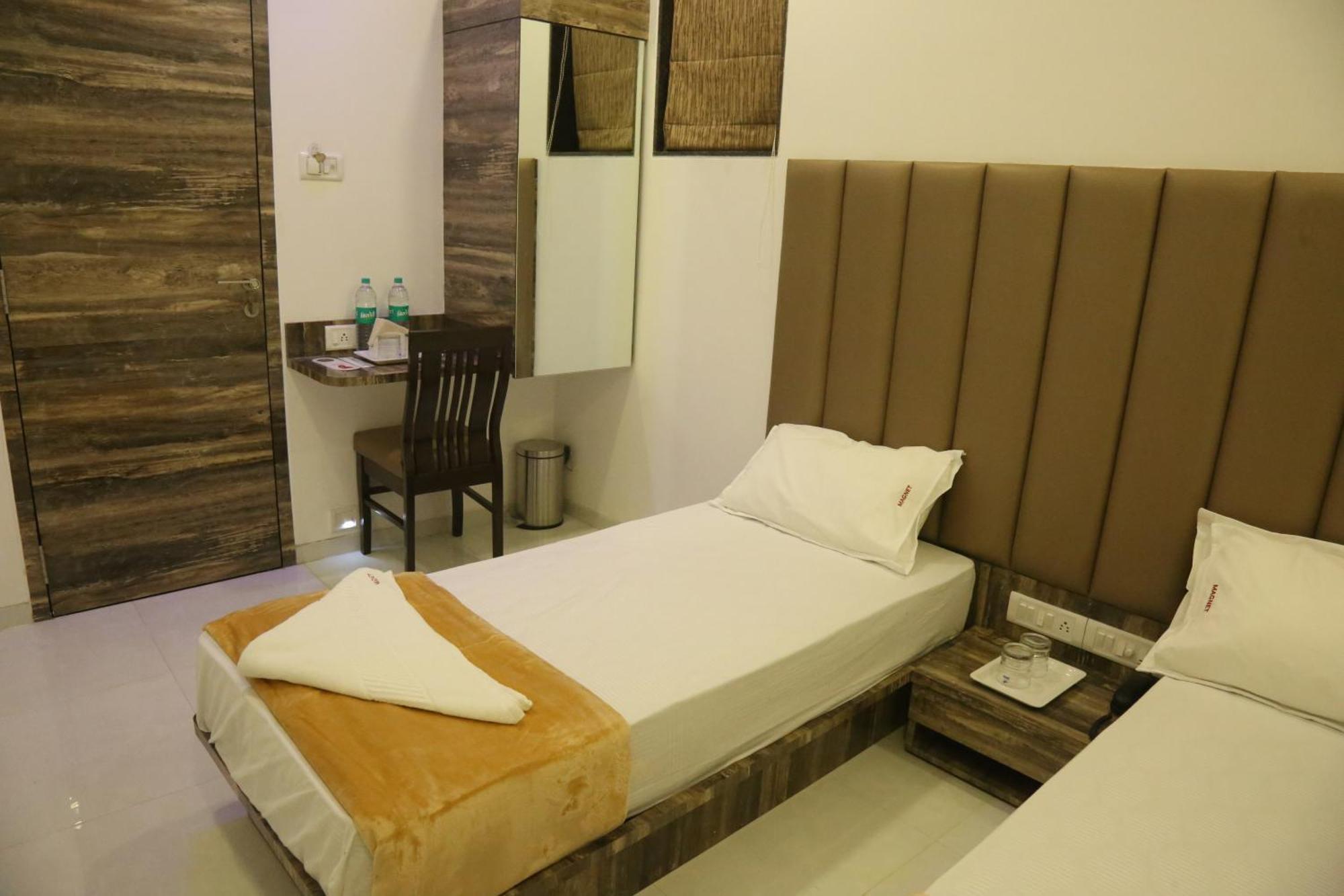 Hotel Magnum Airport T-2 มุมไบ ภายนอก รูปภาพ