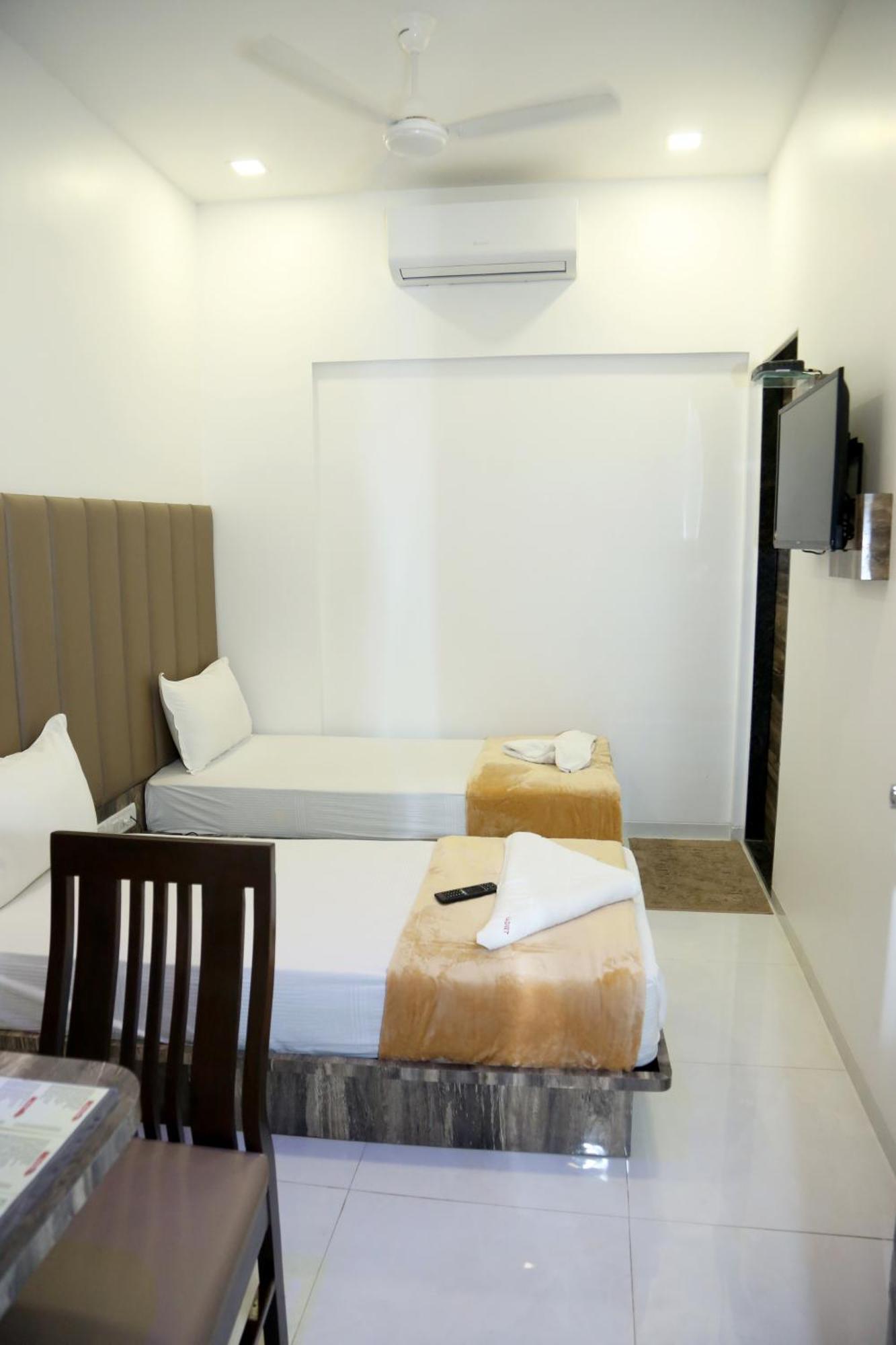 Hotel Magnum Airport T-2 มุมไบ ภายนอก รูปภาพ