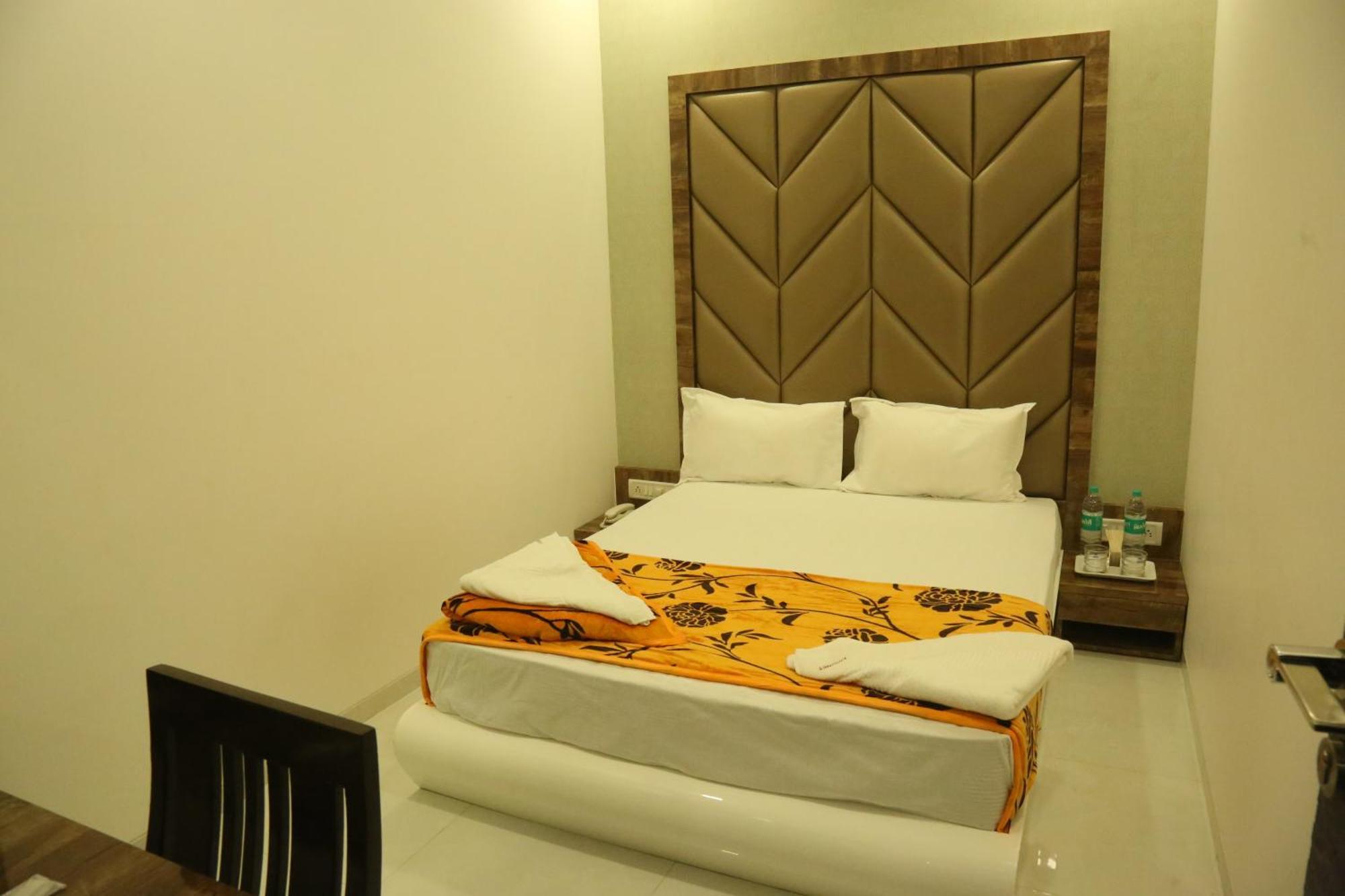 Hotel Magnum Airport T-2 มุมไบ ภายนอก รูปภาพ