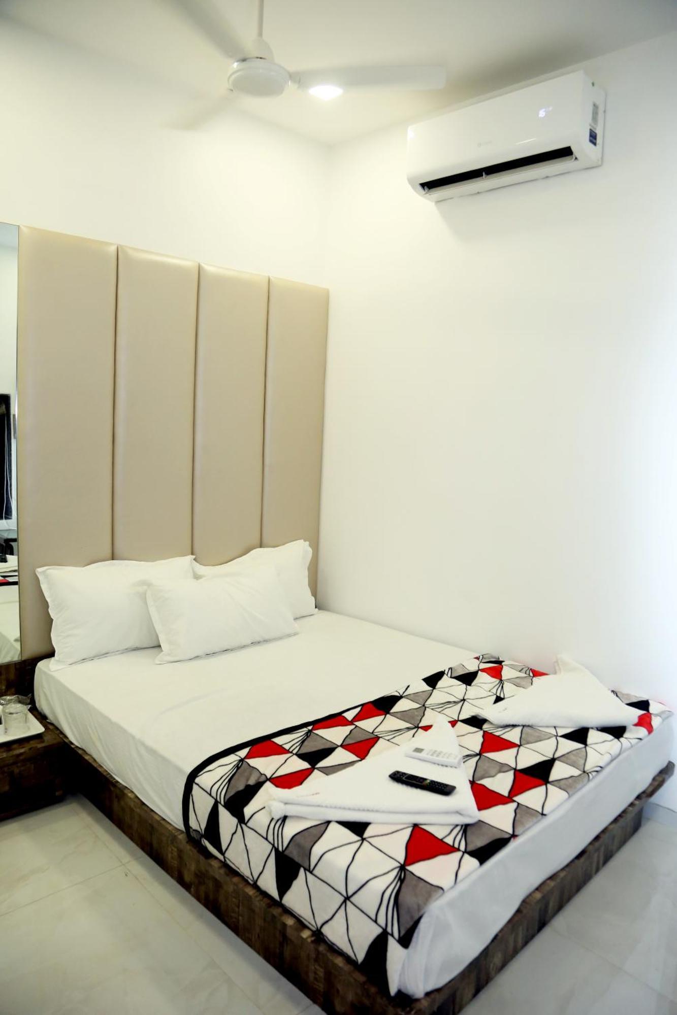 Hotel Magnum Airport T-2 มุมไบ ภายนอก รูปภาพ