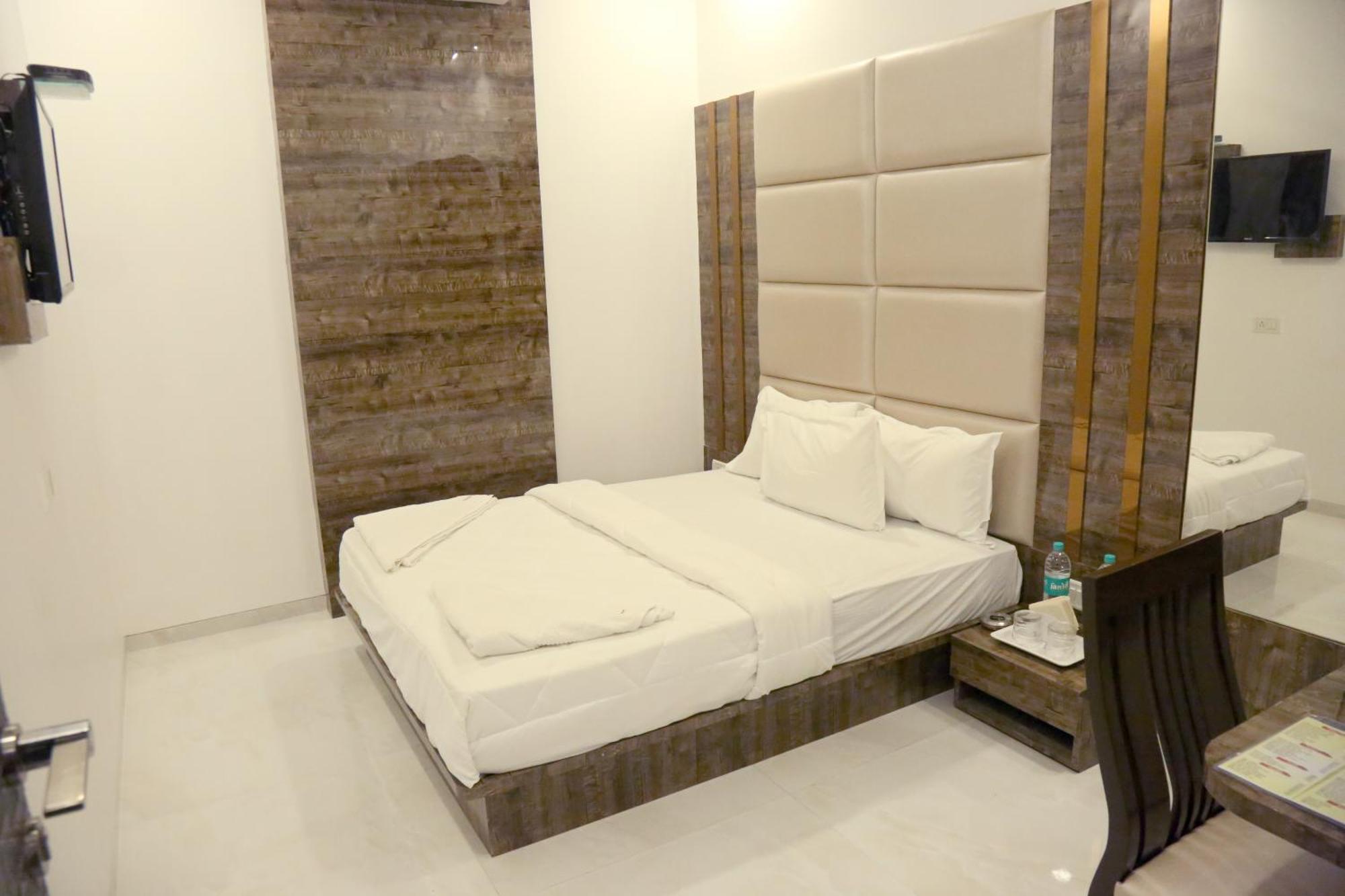 Hotel Magnum Airport T-2 มุมไบ ภายนอก รูปภาพ