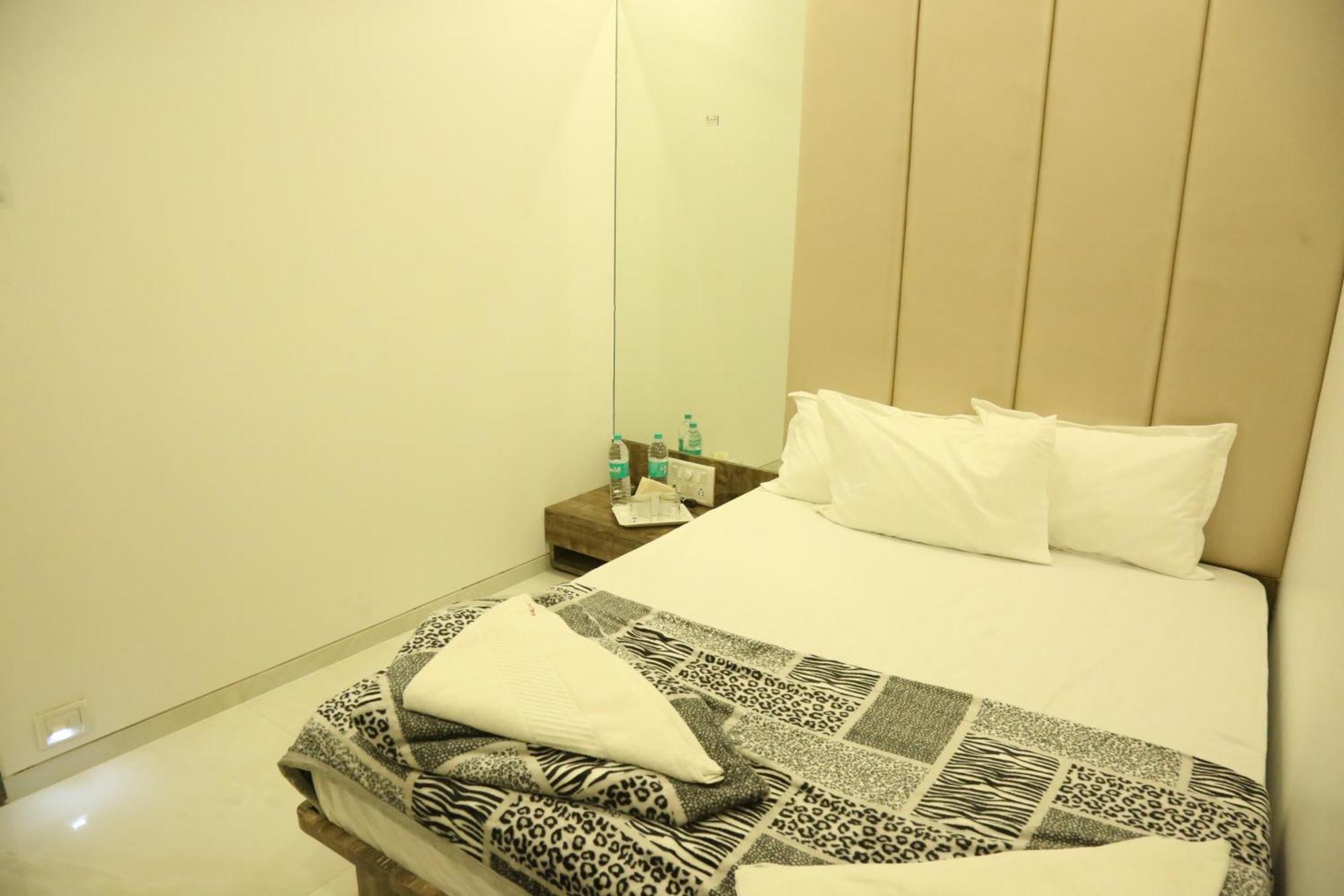 Hotel Magnum Airport T-2 มุมไบ ภายนอก รูปภาพ
