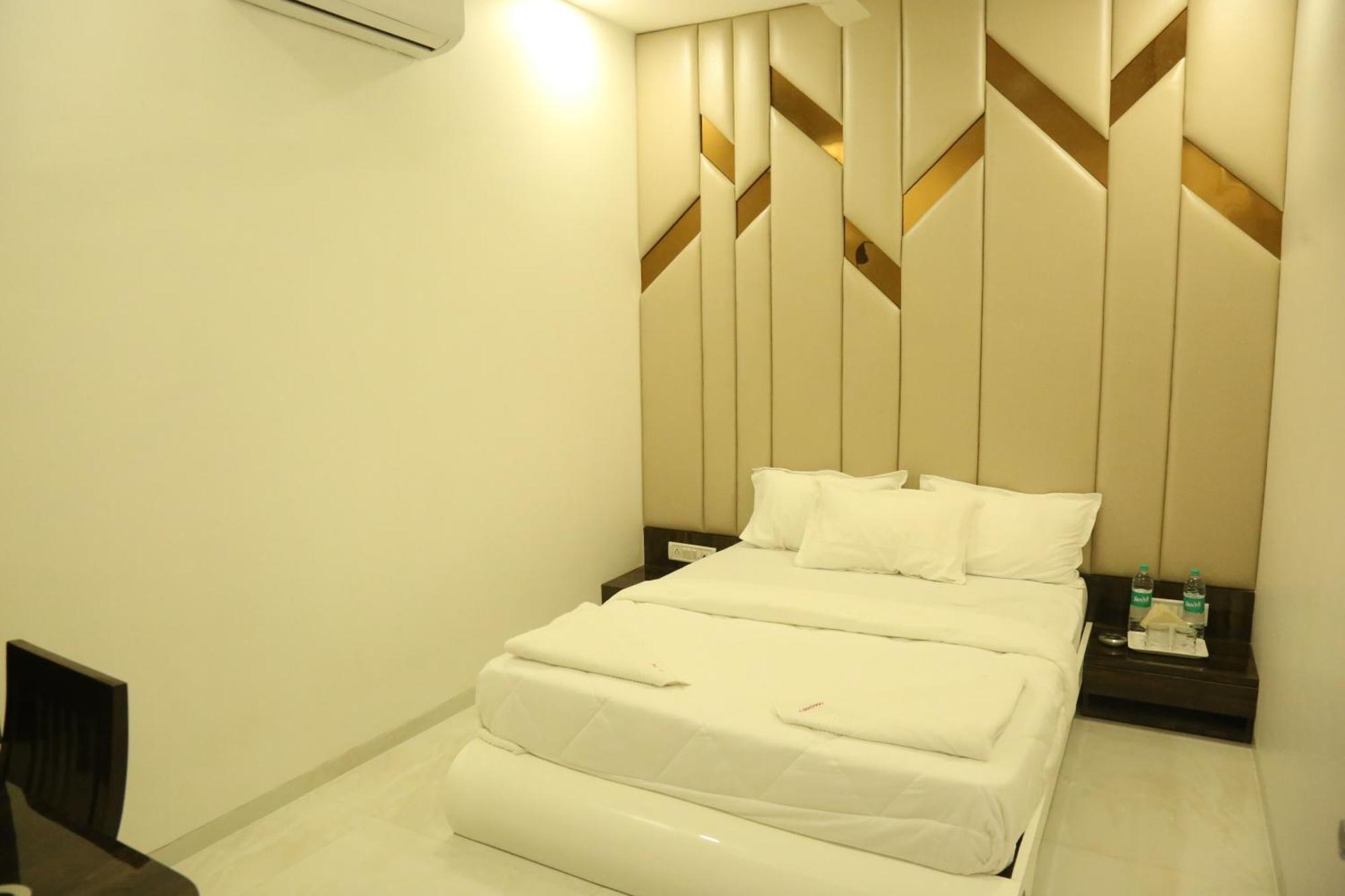 Hotel Magnum Airport T-2 มุมไบ ภายนอก รูปภาพ